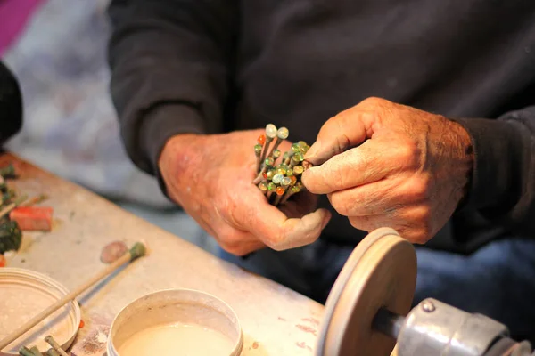 年迈的工匠手在作坊打磨石料和矿物以制造贵重珠宝 — 图库照片