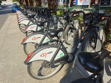 Mexico City, Mexico - Nisan 01 2023: Kamu bisiklet sistemi, ECOBICI 'ye sponsor olarak HSBC Mexico bankasının modernizasyon ve genişlemesini teşvik eder.