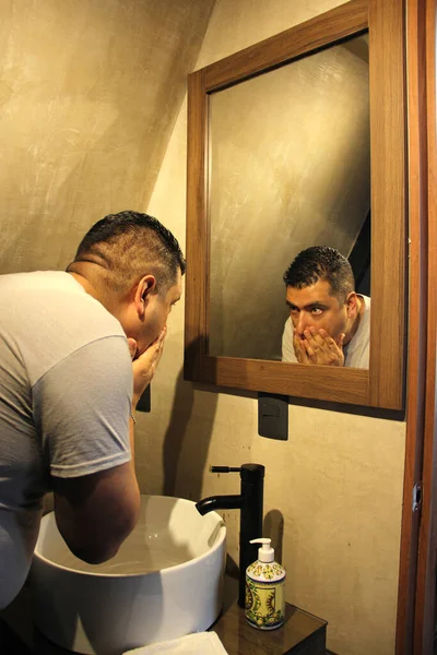 Σαραντάχρονος Μελαχρινός Λατίνος Άντρας Ξυρίζεται Ξυράφι Μπροστά Από Τον Καθρέφτη — Φωτογραφία Αρχείου