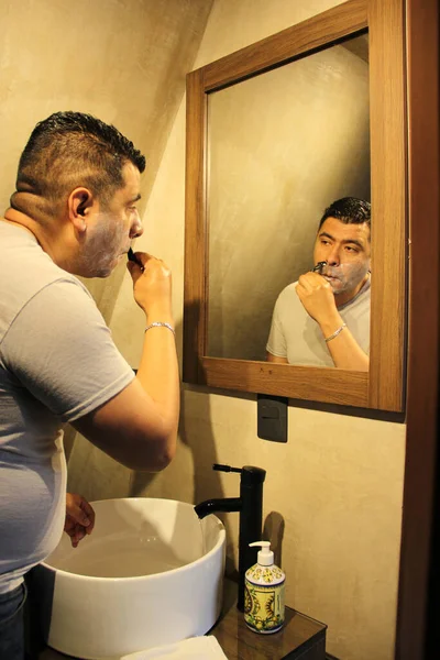 Σαραντάχρονος Μελαχρινός Λατίνος Άντρας Ξυρίζεται Ξυράφι Μπροστά Από Τον Καθρέφτη — Φωτογραφία Αρχείου