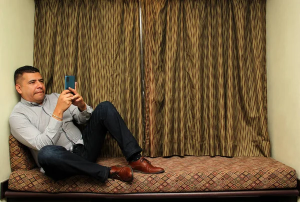Latino Adulto Homem Seus Quarenta Anos Usa Seu Telefone Celular — Fotografia de Stock