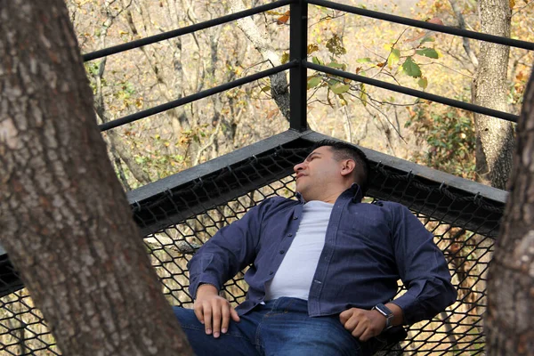 Tmavovlasý Dospělý Hispánec Odpočívá Závěsné Síti Glamping Srubu Uprostřed Lesa — Stock fotografie