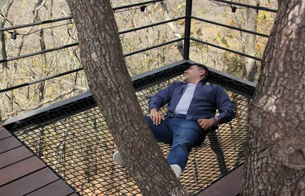 Tmavovlasý Dospělý Hispánec Odpočívá Závěsné Síti Glamping Srubu Uprostřed Lesa — Stock fotografie