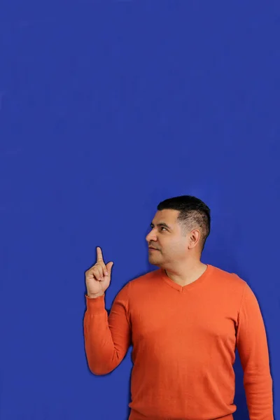 Felnőtt Férfi Negyven Éves Latino Barna Narancssárga Pulóver Pontok Kezével — Stock Fotó