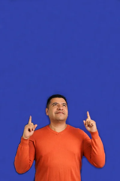 Взрослый Мужчина Сорокалетняя Латиноамериканская Брюнетка Оранжевыми Точками Свитера Голубыми Руками — стоковое фото