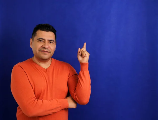 Hombre Adulto Cuarenta Años Latino Morena Con Puntos Suéter Naranja —  Fotos de Stock