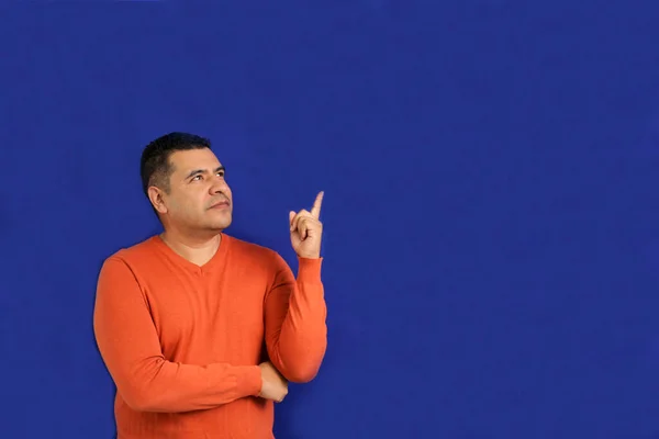 라무네와 주황색 스웨터를 손으로 공간을 행복하고 스러운 표현으로 — 스톡 사진