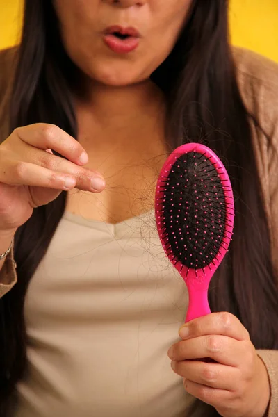 Latinská Dospělá Žena Velmi Dlouhými Rovnými Vlasy Trpí Vypadávání Vlasů — Stock fotografie