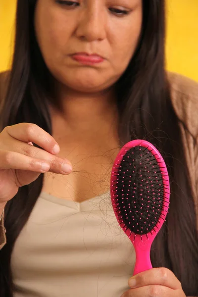 Latinská Dospělá Žena Velmi Dlouhými Rovnými Vlasy Trpí Vypadávání Vlasů — Stock fotografie
