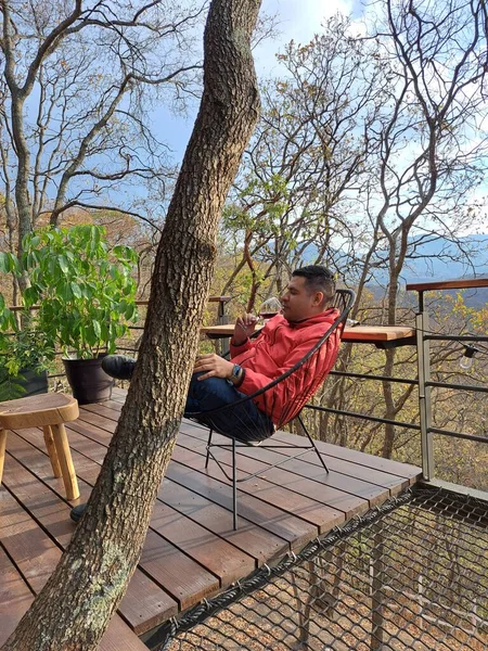 Homem Adulto Latino Cabelos Escuros Sentado Terraço Sua Casa Campo — Fotografia de Stock