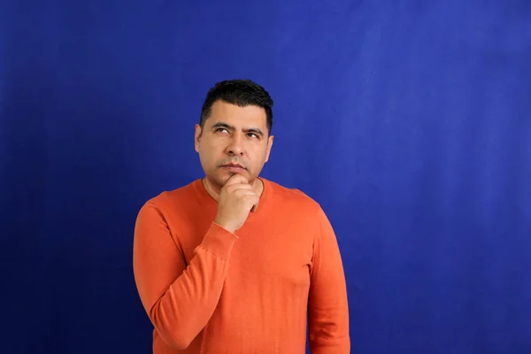 Hombre Latino Adulto Piel Oscura Unos Cuarenta Años Parece Pensativo —  Fotos de Stock