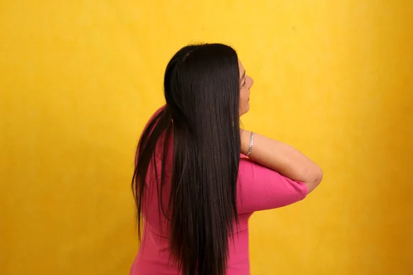 Latina Mulher Adulta Mostra Seu Cabelo Liso Muito Longo Cuidado — Fotografia de Stock