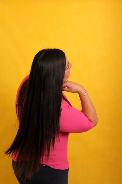 아메리카 여인은 머리가 건강하고 윤기가 은백색이다 — 스톡 사진