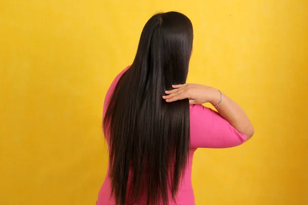 Латиноамериканская Взрослая Женщина Показывает Длинные Прямые Волосы Заботятся Здоровый Блестящий — стоковое фото