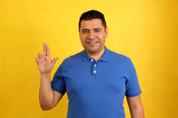 Hombre Adulto Latino Moreno Utiliza Lenguaje Señas Típico Las Personas —  Fotos de Stock