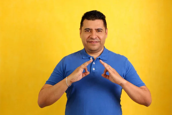 Mörkhårig Latino Vuxen Man Använder Teckenspråk Som Typiskt För Döva — Stockfoto