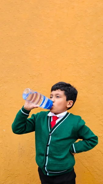 Tmavovlasý Devítiletý Chlapec Uniformě Základní Školy Pije Vodu Protože Důležité — Stock fotografie