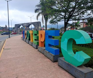 Xicotepec, Puebla, Meksika - 30 Ocak 2023: Puebla eyaletinin kuzeyinde yer alan sihirli Meksika kasabasına giriş büyük kahve üreticileriyle çevrili
