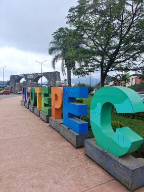 Xicotepec, Puebla, Meksika - 30 Ocak 2023: Puebla eyaletinin kuzeyinde yer alan sihirli Meksika kasabasına giriş büyük kahve üreticileriyle çevrili