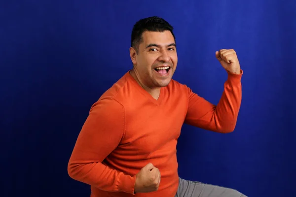 Latin Yetişkin Adam Kendini Mutlu Mutlu Şanslı Memnun Dolu Tasasız — Stok fotoğraf