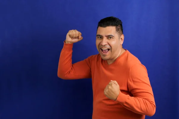 Latin Vuxen Man Visar Sig Lycklig Lycksalig Lycklig Nöjd Full — Stockfoto