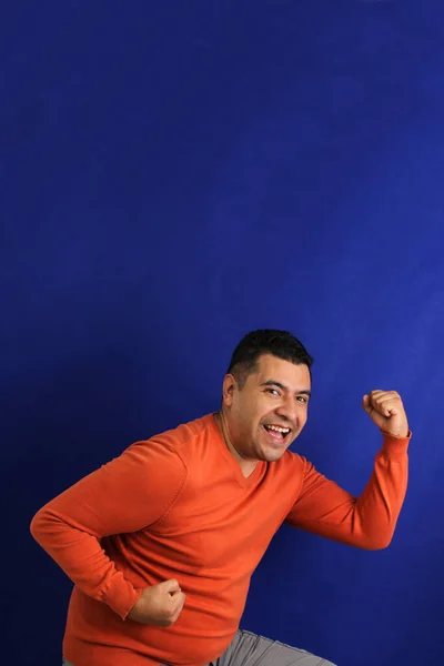 Latina Adulto Homem Mostra Feliz Feliz Sorte Satisfeito Completo Despreocupado — Fotografia de Stock
