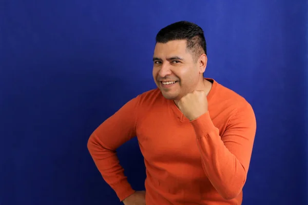 Latinský Dospělý Muž Ukazuje Šťastný Blažený Šťastný Spokojený Plný Bezstarostný — Stock fotografie