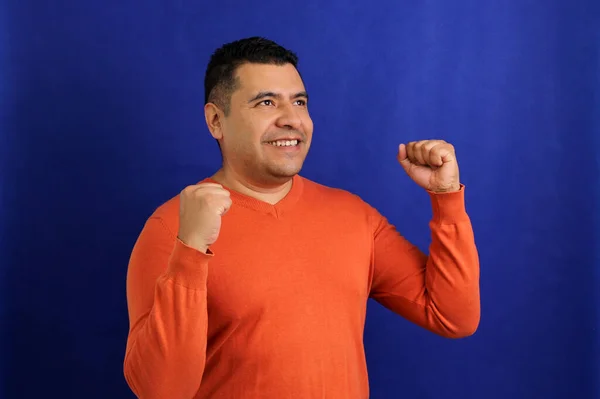 Латиноамериканский Взрослый Мужчина Показывает Себя Счастливой Блаженной Счастливой Довольной Полной — стоковое фото