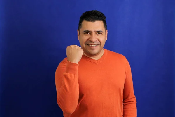 Hombre Adulto Latino Muestra Feliz Dichoso Afortunado Satisfecho Lleno Despreocupado — Foto de Stock