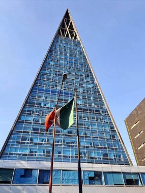 Mexico City, Mexico - 06 Nisan 2023: The Insignia Tower veya Torre Banobras, Tlatelolco 'daki üçgen prizma şeklinde bir gökdelendir.