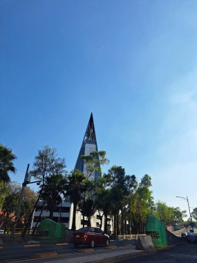 Mexico City, Mexico - 06 Nisan 2023: The Insignia Tower veya Torre Banobras, Tlatelolco 'daki üçgen prizma şeklinde bir gökdelendir.