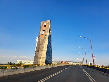 Mexico City, Mexico - 06 Nisan 2023: The Insignia Tower veya Torre Banobras, Tlatelolco 'daki üçgen prizma şeklinde bir gökdelendir.