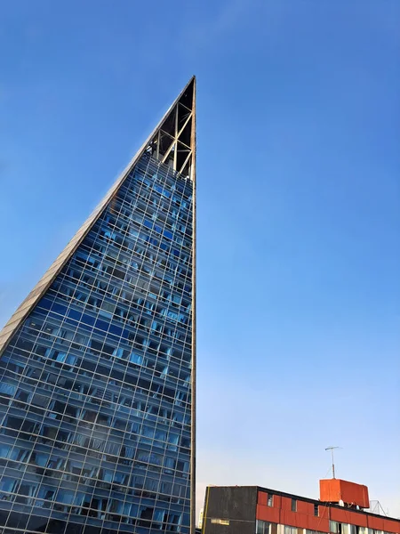 墨西哥墨西哥城 2023年4月06日 美国特拉特洛尔科的象征塔 Torre Banobras 是一座三角形棱镜的摩天大楼 它是美国最大的钟楼 — 图库照片