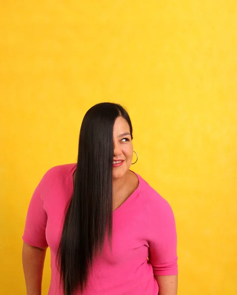 Латиноамериканская Взрослая Женщина Показывает Свои Длинные Прямые Блестящие Здоровые Шелковистые — стоковое фото