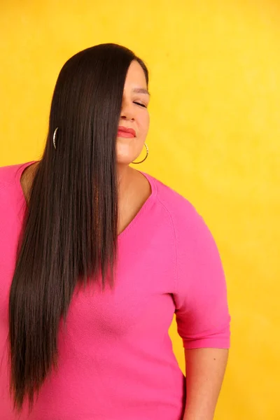Latinky Dospělý Žena Ukazuje Její Velmi Dlouhé Rovné Lesklé Zdravé — Stock fotografie