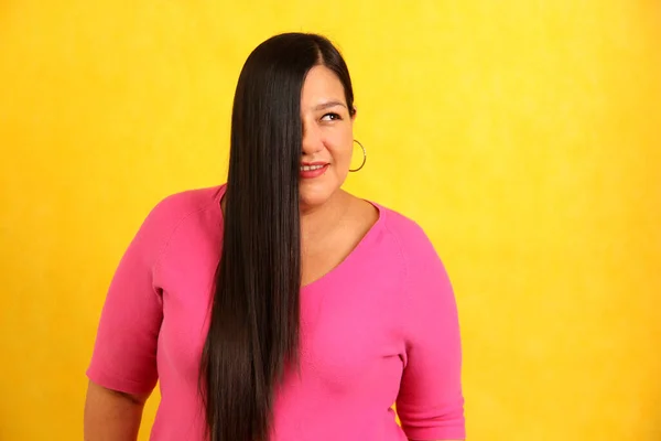 Latin Adult Woman Shows Her Very Long Straight Shiny Healthy — Stock Photo, Image