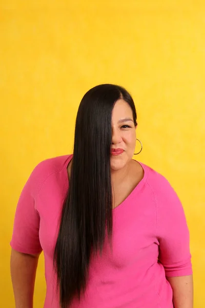 Latinky Dospělý Žena Ukazuje Její Velmi Dlouhé Rovné Lesklé Zdravé — Stock fotografie