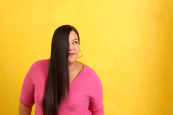 여성은 스웨터를 노란색 배경에 건강하고 실크같은 머리를 — 스톡 사진