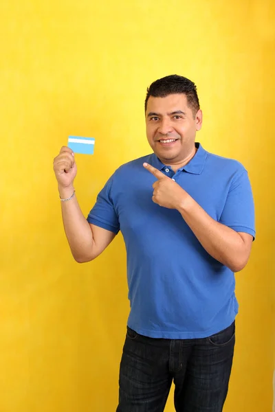 Sötét Hajú Éves Latin Felnőtt Férfi Mutatja Hitelkártya Nagyon Boldog — Stock Fotó