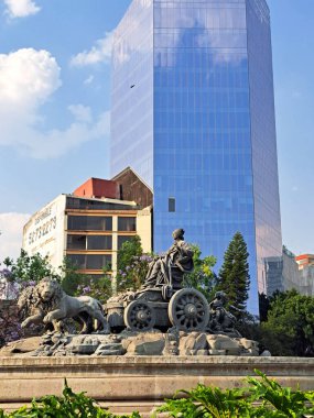 Mexico City, Meksika - 01 Nisan 2023 Mexico City 'deki Cibeles çeşmesi Madrid, İspanya' da bulunan Plaza de Cibeles 'in birebir kopyası. İspanyolca ve Meksikaca arasındaki kardeşlik sembolü