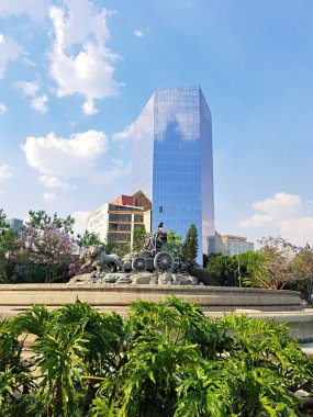 Mexico City, Meksika - 01 Nisan 2023 Mexico City 'deki Cibeles çeşmesi Madrid, İspanya' da bulunan Plaza de Cibeles 'in birebir kopyası. İspanyolca ve Meksikaca arasındaki kardeşlik sembolü