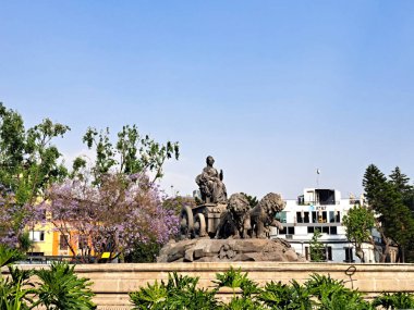 Mexico City, Meksika - 01 Nisan 2023 Mexico City 'deki Cibeles çeşmesi Madrid, İspanya' da bulunan Plaza de Cibeles 'in birebir kopyası. İspanyolca ve Meksikaca arasındaki kardeşlik sembolü