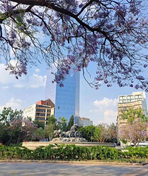 墨西哥城 2023年4月1日 墨西哥城的西贝尔喷泉 Cibeles Fountain 与西班牙马德里的西贝尔广场 Plaza Cibeles 发现的喷泉完全相同 西班牙和墨西哥兄弟情谊的象征 — 图库照片