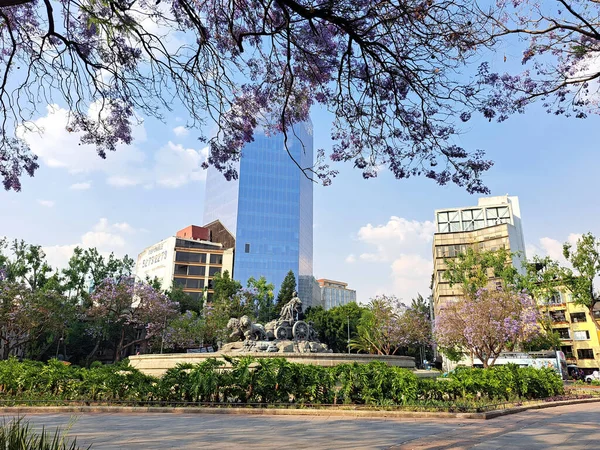墨西哥城 2023年4月1日 墨西哥城的西贝尔喷泉 Cibeles Fountain 与西班牙马德里的西贝尔广场 Plaza Cibeles 发现的喷泉完全相同 西班牙和墨西哥兄弟情谊的象征 — 图库照片