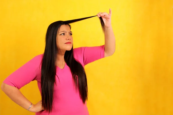 Latinská Dospělá Žena Velmi Dlouhými Rovnými Vlasy Trpí Smutná Protože — Stock fotografie