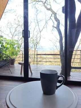 Kahve ya da sütlü çay. Sabahları kafeinle uyanmak için. Şafak vakti uyanıp güne enerjiyle başlamak için.