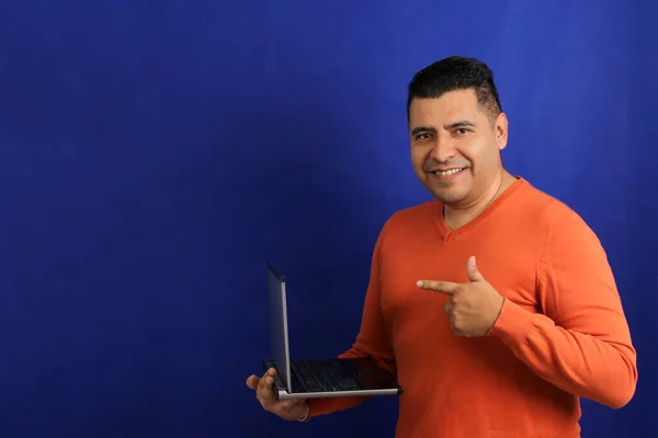 Dark Haired Latino Adult Man Uses Laptop Work Online Shopping — Stock Photo, Image