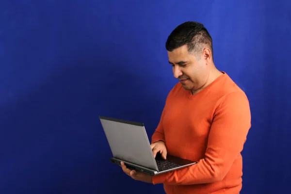 Hombre Adulto Latino Pelo Oscuro Utiliza Ordenador Portátil Para Trabajo — Foto de Stock