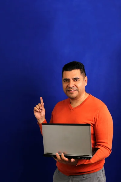 Koyu Renk Saçlı Latin Yetişkin Adam Için Dizüstü Bilgisayar Kullanıyor — Stok fotoğraf