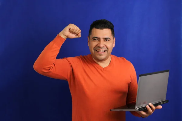 Темноволосый Латиноамериканец Использует Ноутбук Работы Покупок Интернете Знакомств Приложениях Выглядит — стоковое фото
